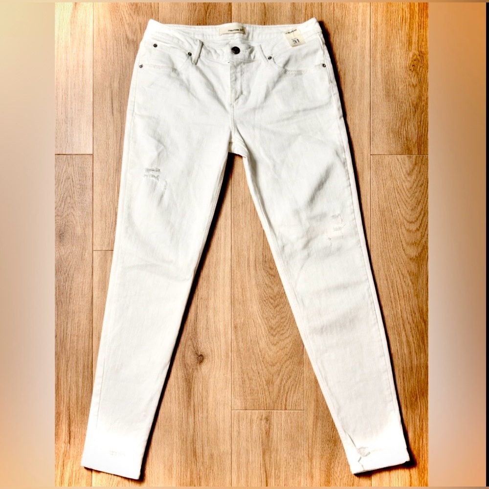 Brand  New Maurice’s White Destructed Skinny Jeans size 31 ( sz 10)